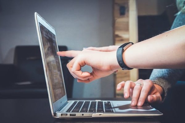 Comment comparer et choisir son hébergement selon ses critères (prix, situation, services, etc.) ?
