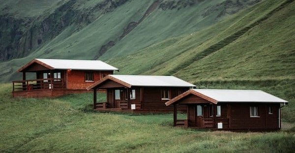 Quelles sont les normes et les labels de qualité dans le domaine de l'hébergement touristique ?