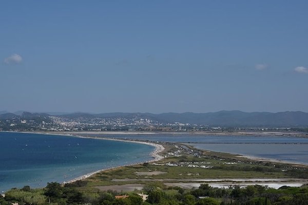 Quels sont les bons plans et les animations des campings au bord de la mer à Hyères ?