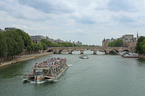 Explorer les villes de la Seine lors d'une croisière commentée depuis Paris en vacances : nos conseils