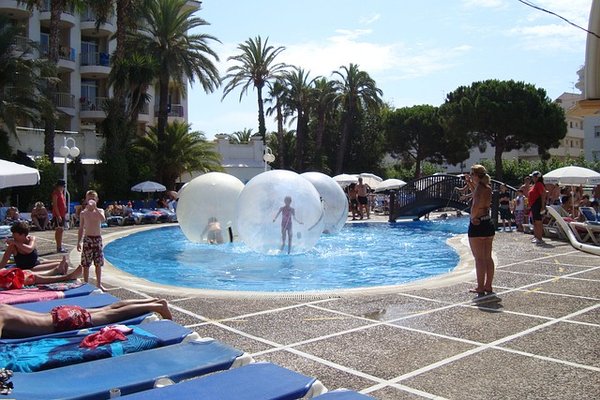 Plongez dans l'aventure : Top des campings avec parc aquatique en Ardèche